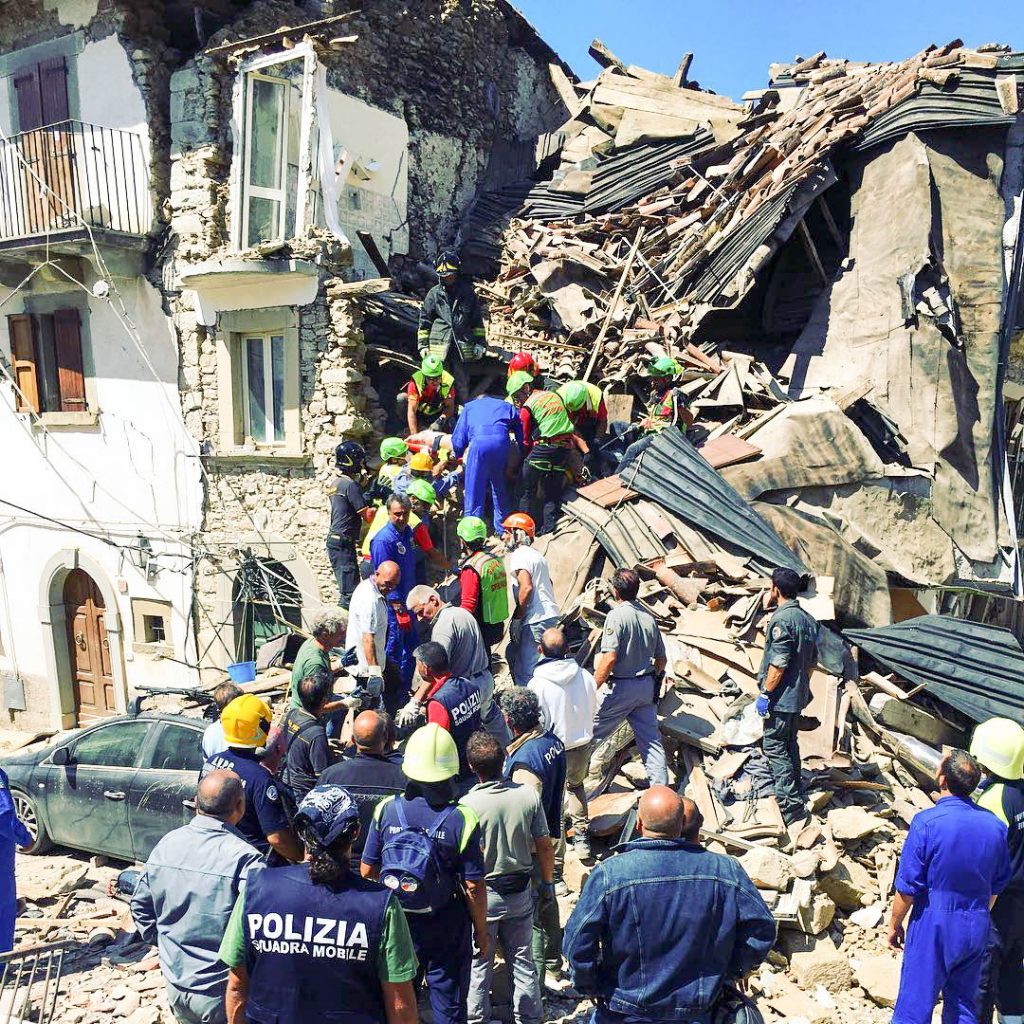 Estrazione di un sopravvissuto dal sisma di Amatrice del 2016