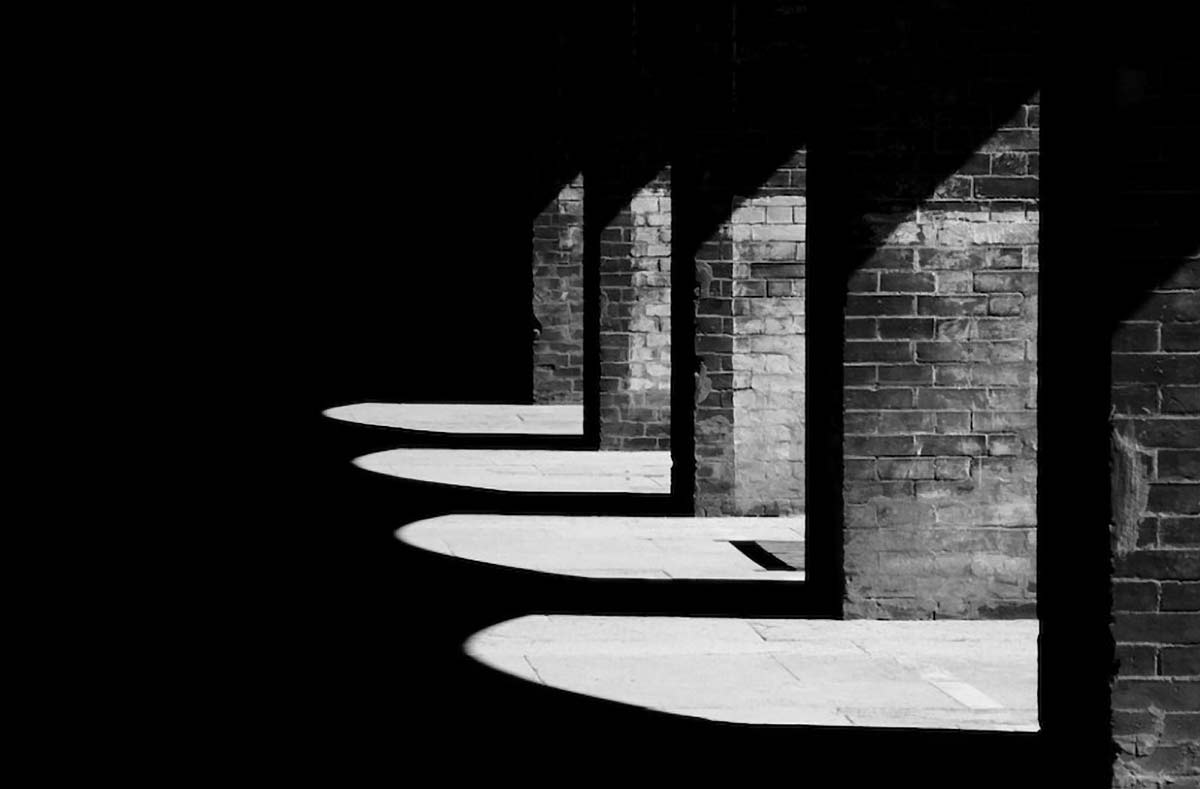 Quel cuneo tra la luce e l’ombra. Un vento di ponente ci porta le poesie di Angelo Di Carlo