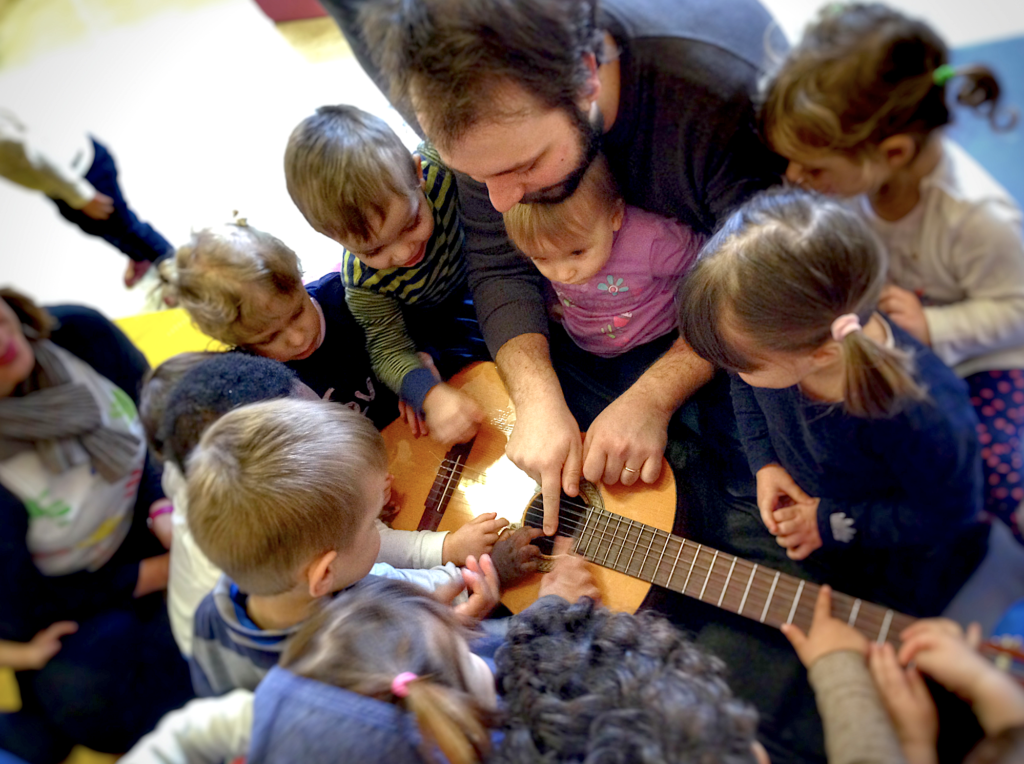 Ascoltare per accogliere. Ripensare la comunicazione e le relazioni tra bambini, genitori e nido